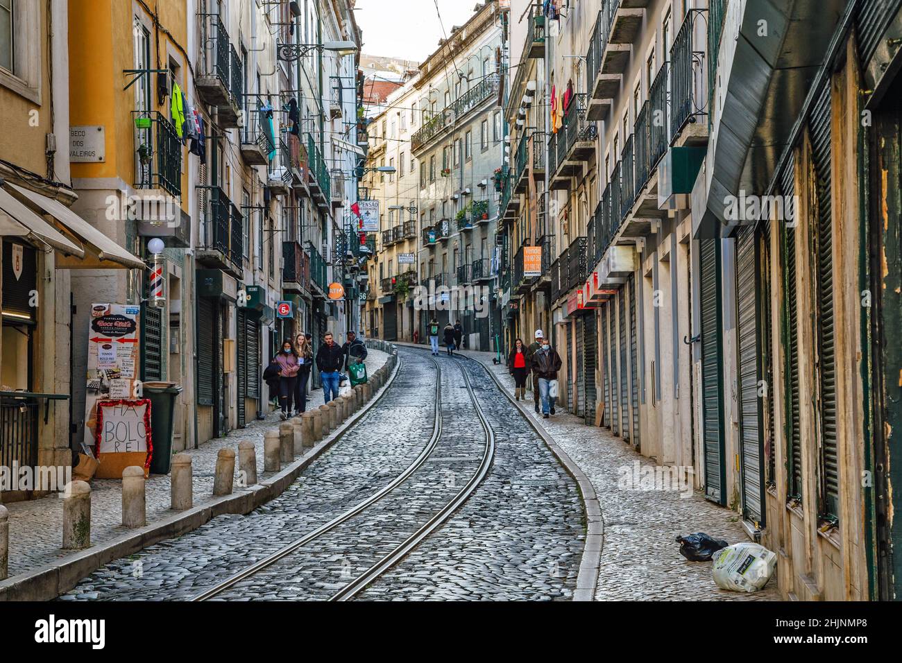 Schmale Straße lokale Geschäfte in Alfama Lisboa Bezirk, Lissabon, Portugal Stockfoto