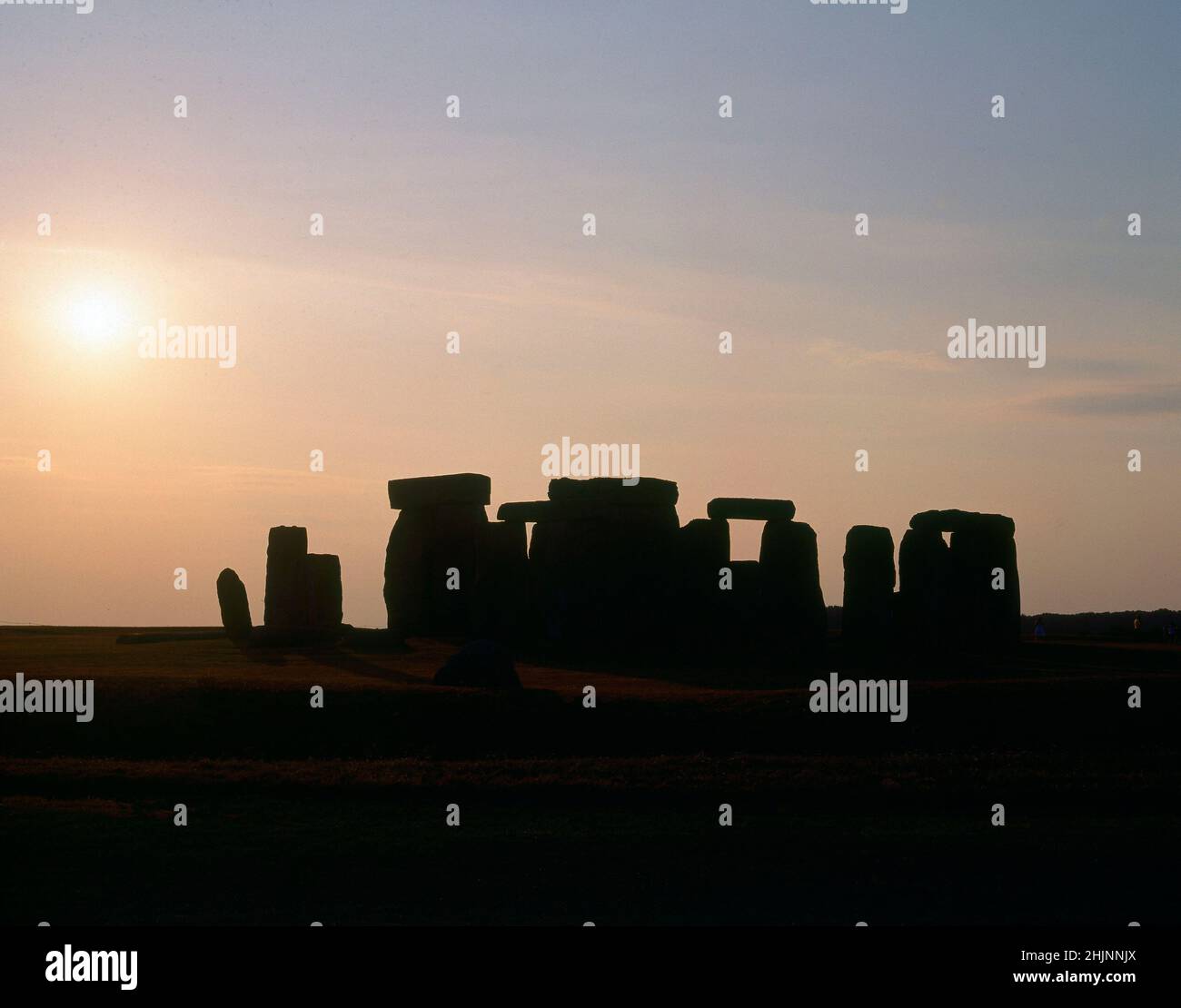 CONTRALUZ AL ATARDECER-CROMLECH- RESTOS MEGALITICOS. Lage: STONEHENGE. Salisbury. ENGLAND. Stockfoto
