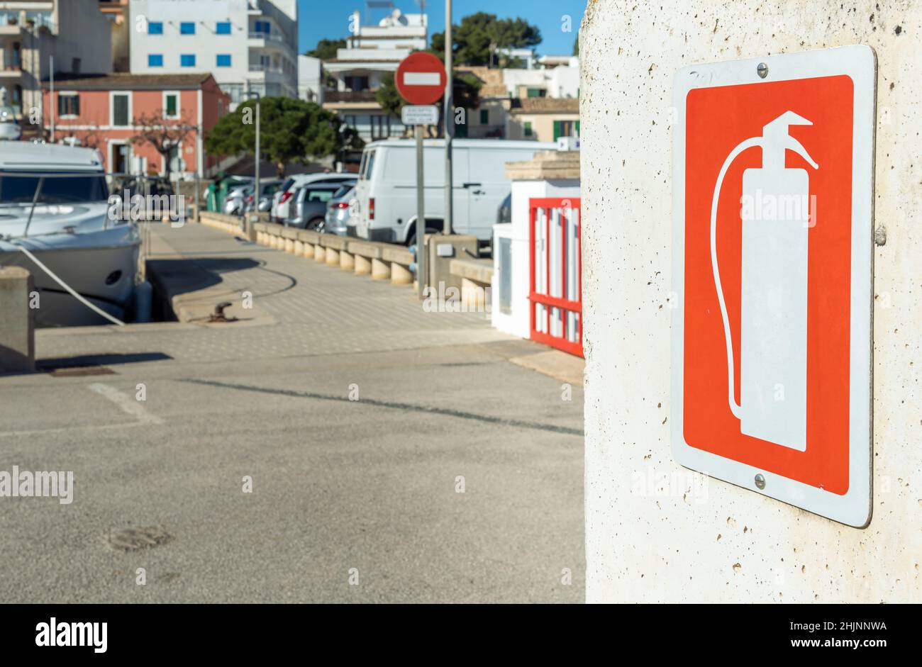 Nahaufnahme eines Feuerlöscherschildes, im königlichen Yachtclub von Portopetro, Insel Mallorca, Spanien Stockfoto