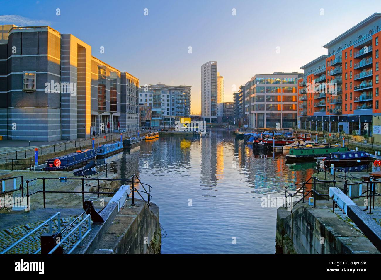 Großbritannien, West Yorkshire, Clarence House, Narrowboats, Apartments und Büros am Leeds Dock Stockfoto