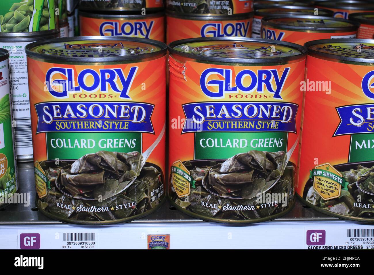 Eine Nahaufnahme von GLORY FOODS COLLARD GREENS, die hell und farbenfroh auf einem Metallregal in einem Dillons-Laden in Kansas ist Stockfoto