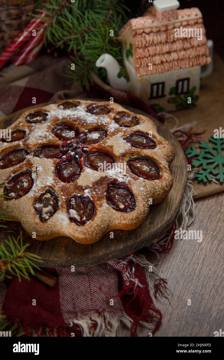 Hausgemachter runder Kuchen, Blick von oben. Einfaches süßes Gebäck. Mehlprodukt. Essen auf dem Tisch. Kuchen Stockfoto