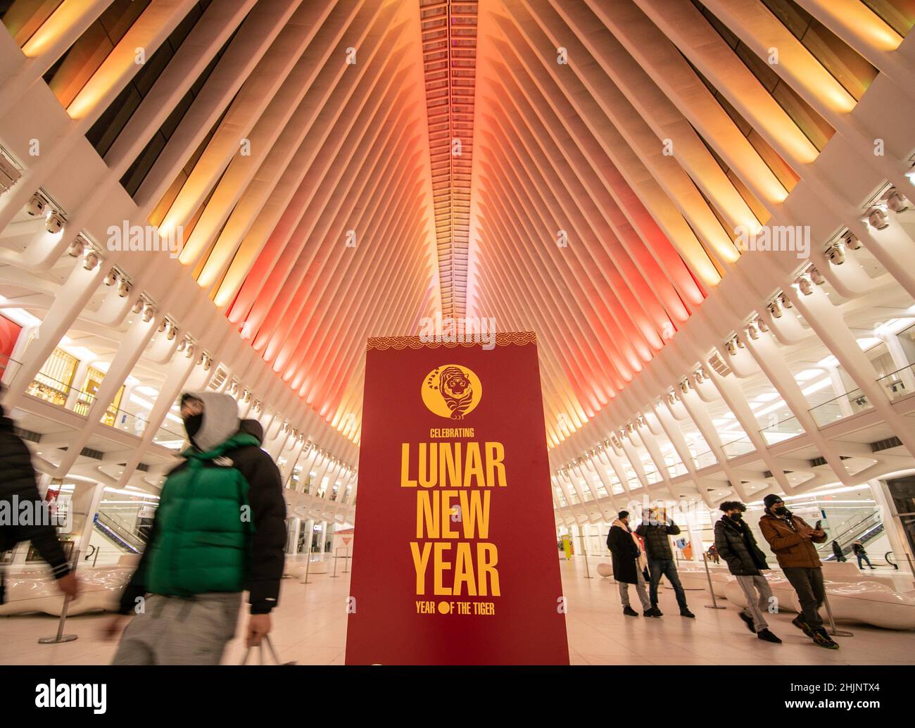 New York, USA. 30th Januar 2022. Das Foto vom 30. Januar 2022 zeigt den für das chinesische Mondneujahr beleuchteten Oculus in New York, USA. Quelle: Winston Zhou/Xinhua/Alamy Live News Stockfoto