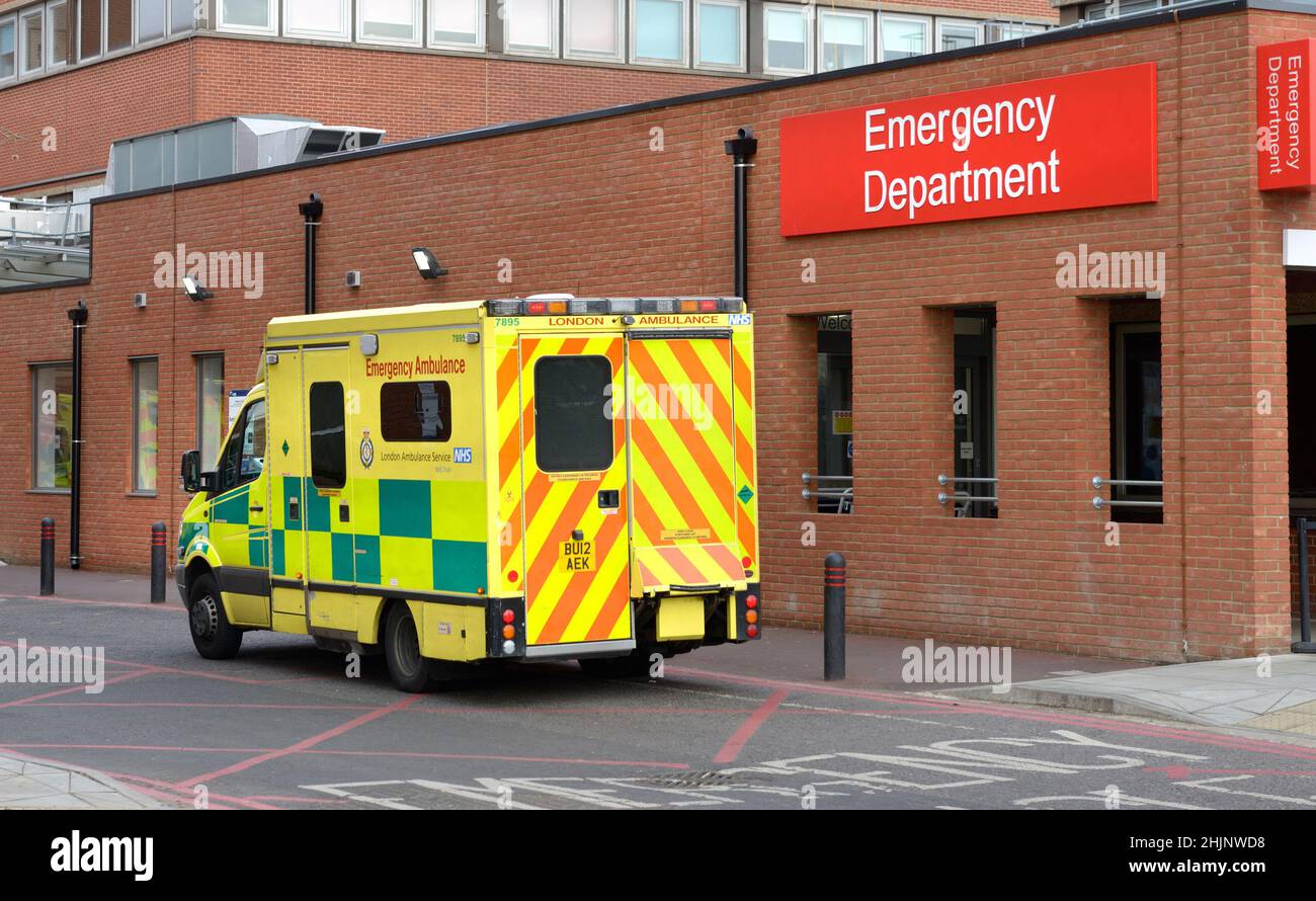 London, Großbritannien. Tooting: St George's Hospital - Ambulanz vor der Notaufnahme geparkt Stockfoto