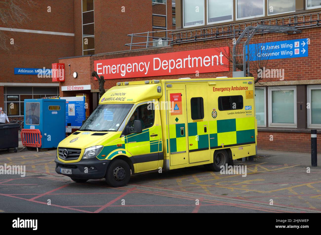 London, Großbritannien. Tooting: St George's Hospital - Ambulanz vor der Notaufnahme geparkt Stockfoto