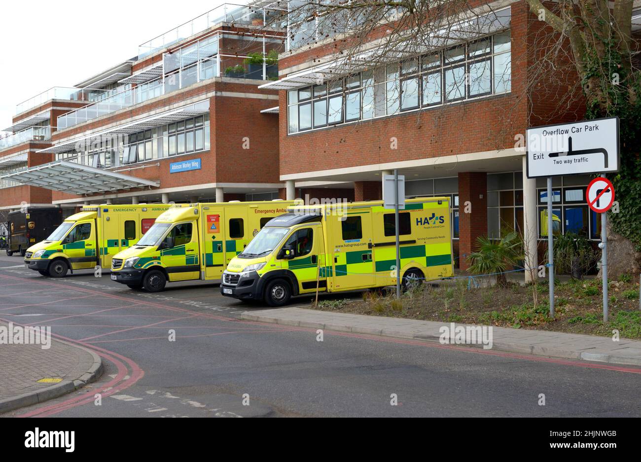 London, Großbritannien. Tooting: St George's Hospital - Krankenwagen, die draußen geparkt sind Stockfoto