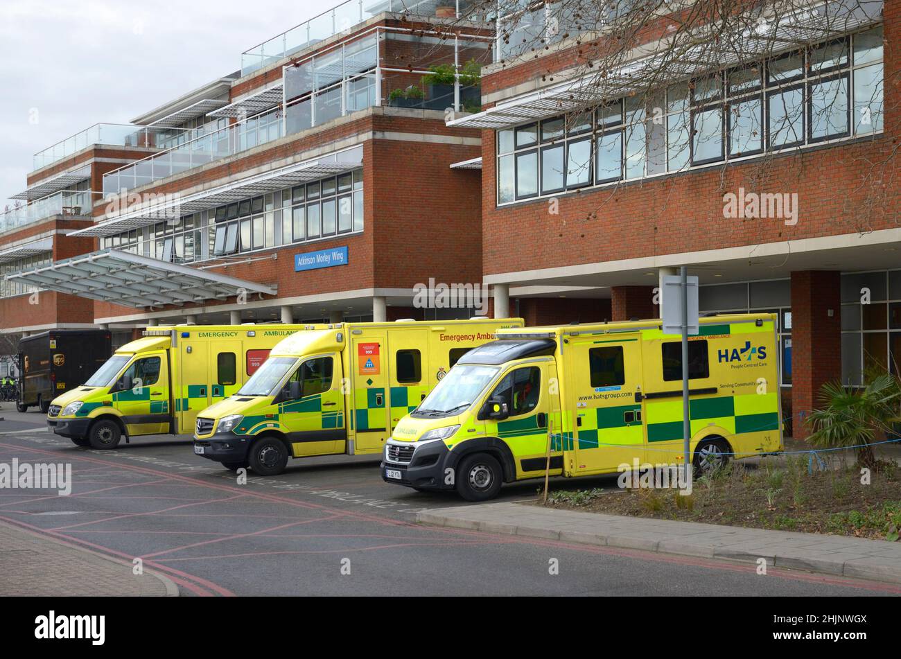 London, Großbritannien. Tooting: St George's Hospital - Krankenwagen, die draußen geparkt sind Stockfoto