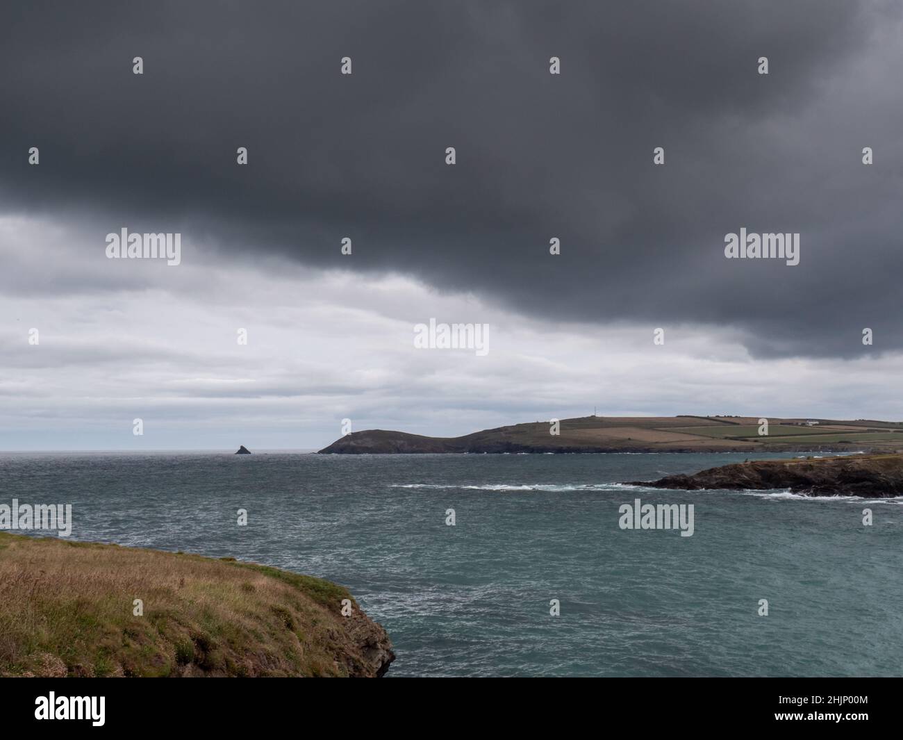 Ein Blick auf Trevose Head an der Nordküste von Cornwall an einem grauen Tag im Sommer mit bewölktem Himmel in Großbritannien Stockfoto