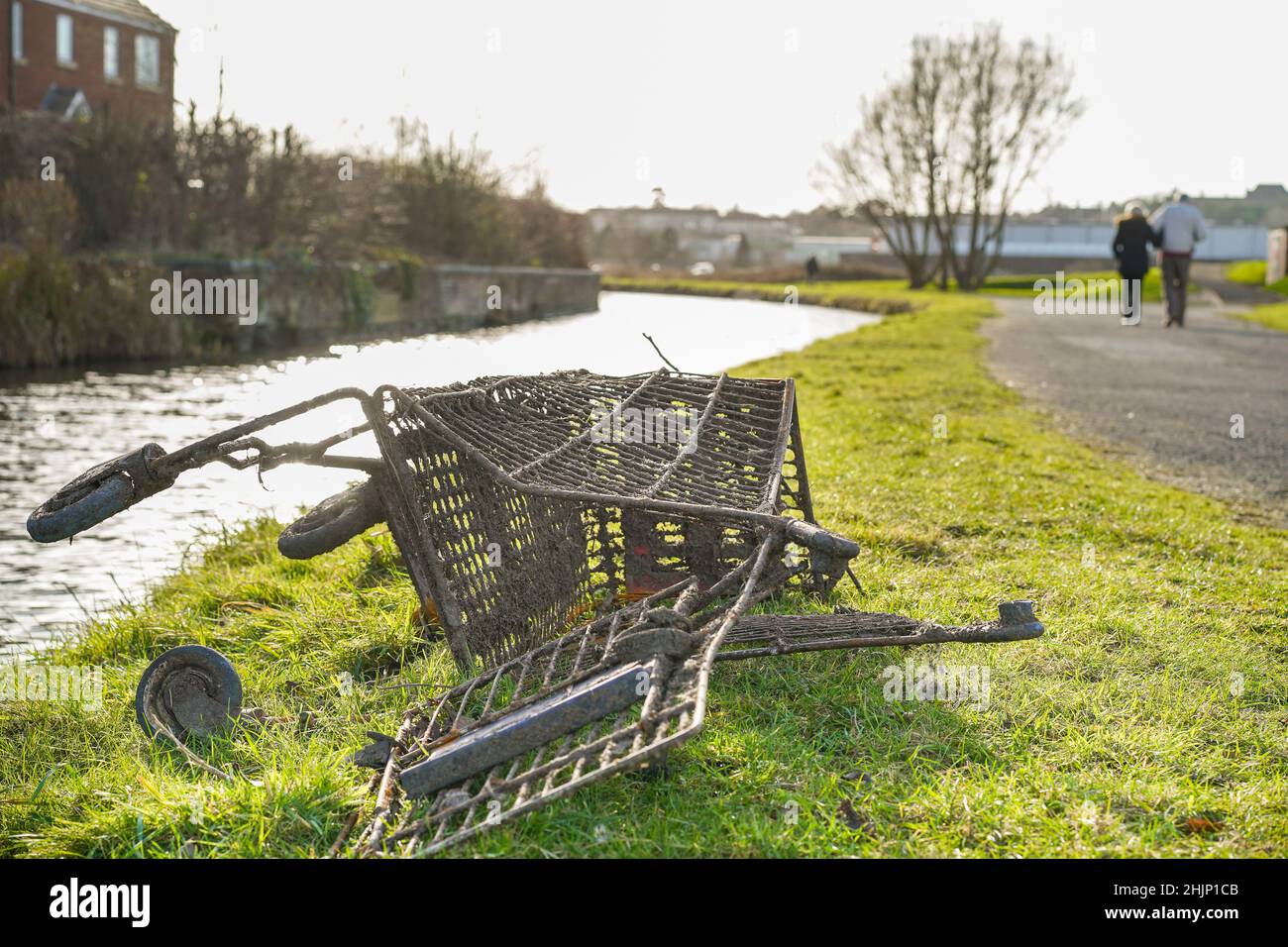 Entfernung von Kanalschutt: Einkaufskümmel aus dem britischen Kanal entfernt, um die Abholung abzuwarten. Stockfoto