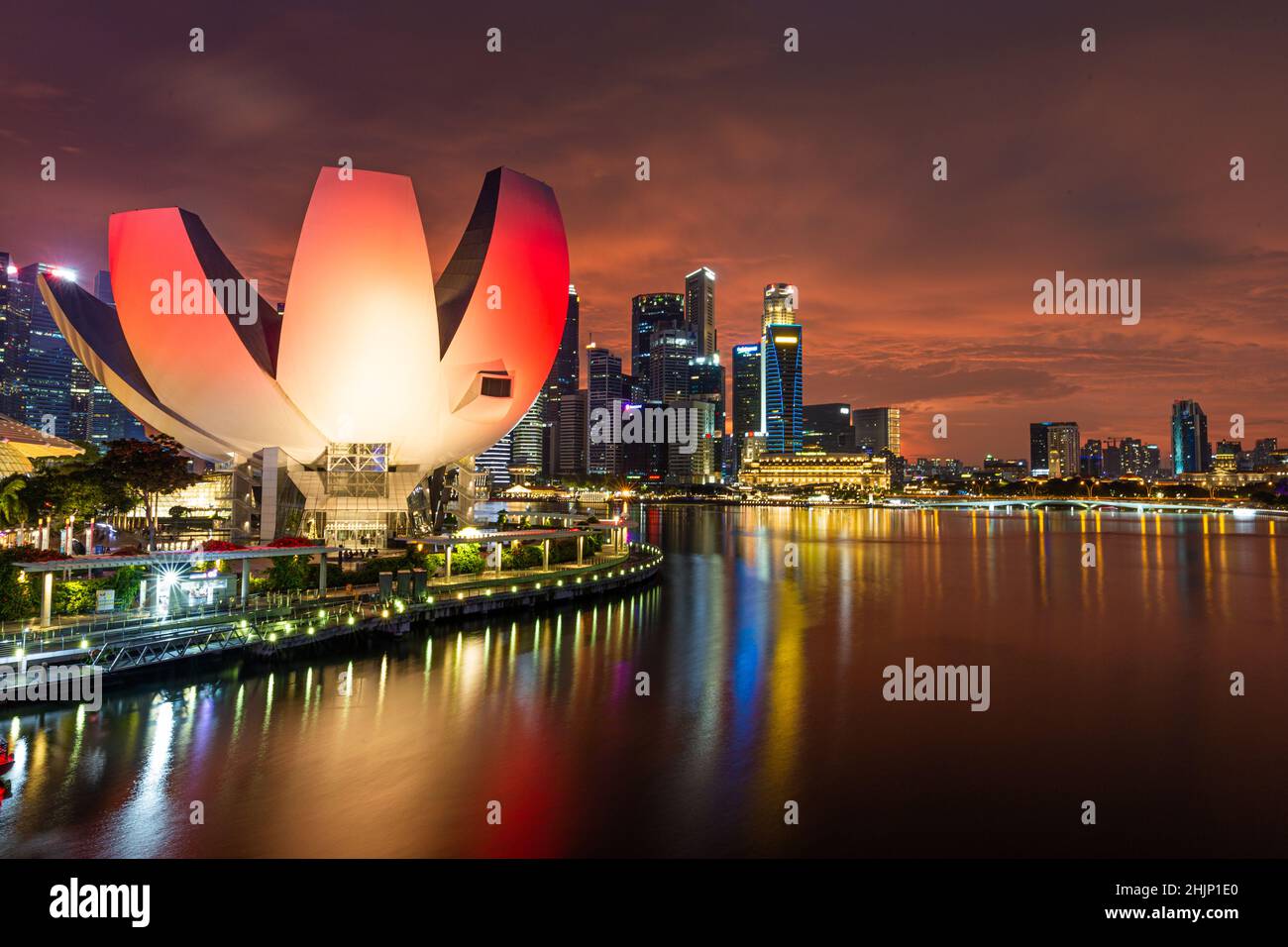 Panoramablick auf die Stadt Singapur und die Wolkenkratzer an der Marina Bay mit Sonnenuntergang am Himmel, Singapur, Singapur. Stockfoto