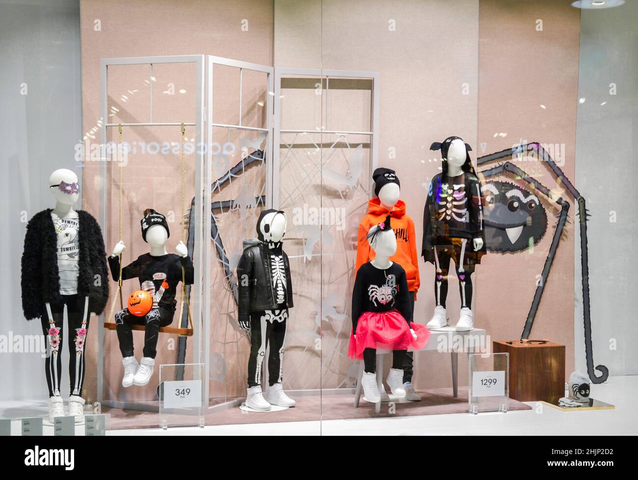 Moskau, Russland, Oktober 2019: H&M Bekleidungsgeschäft Showcase, Kindermode für Halloween. Stockfoto