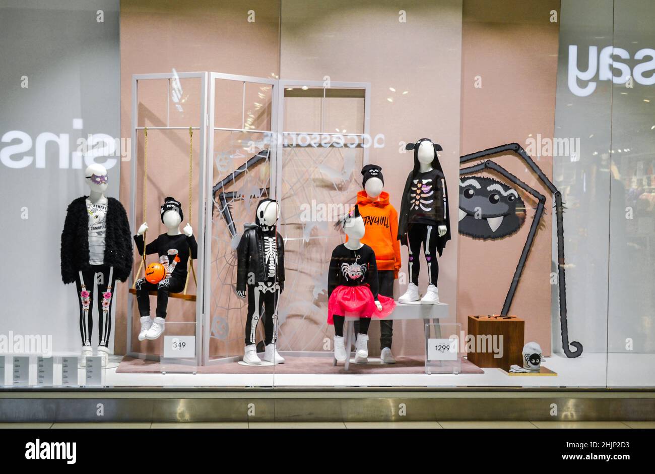 Moskau, Russland, Oktober 2019: H&M Bekleidungsgeschäft Showcase, Kindermode für Halloween. Stockfoto
