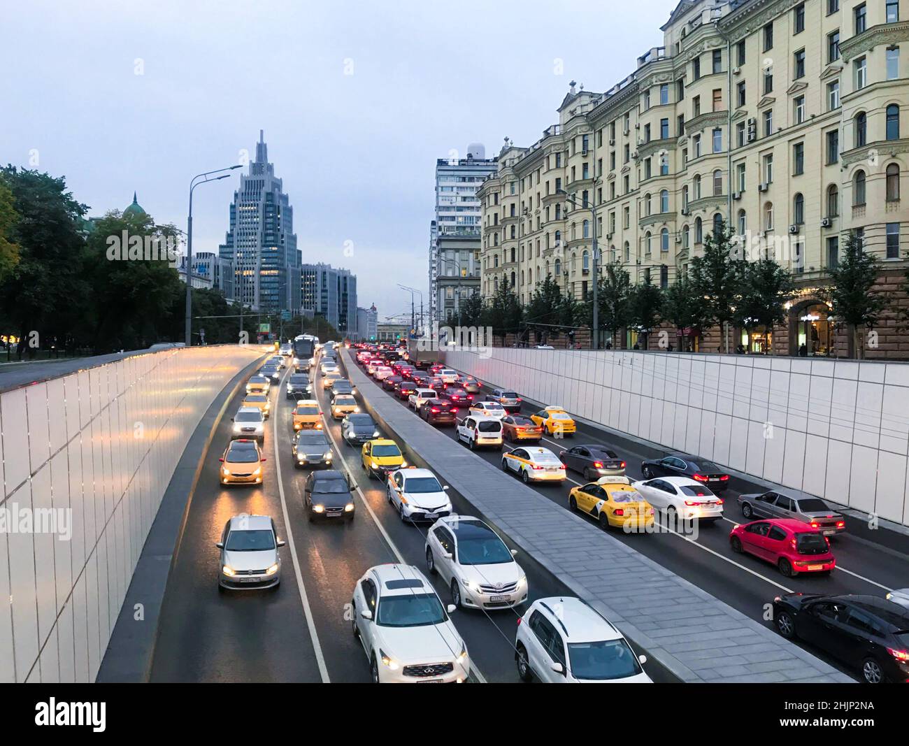 Moskau, Russland, August 2019: Autos sind im Verkehr am Eingang und Ausgang des Tunnels und im Stadtzentrum. Sadowoe und Majakowskaja. Stockfoto