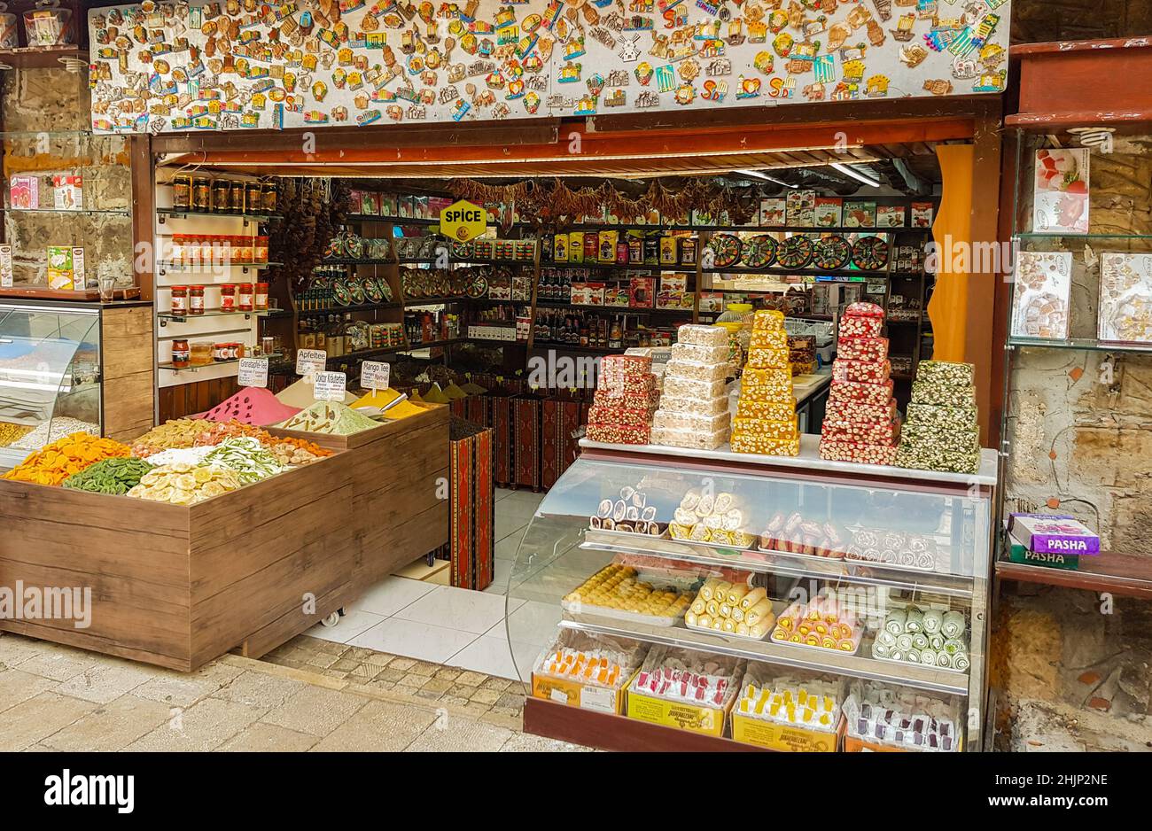 Moskau, Russland, November 2019: Geschäft mit traditionellen türkischen Süßigkeiten und Souvenirs in der Altstadt. Stockfoto