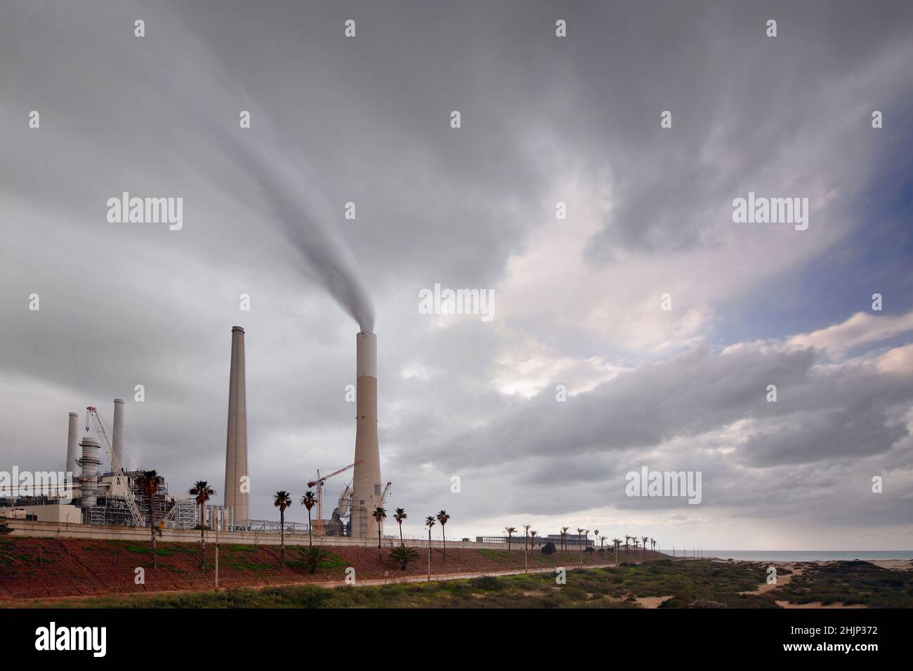 Kraftwerk, das an einem stürmischen Tag Dampf macht Stockfoto