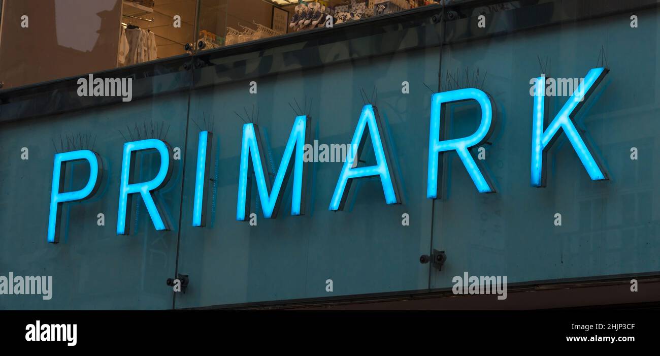 Am Abend leuchtete das Schild des Primark-Einzelhandels auf, Lincoln High Street 2022. Stockfoto