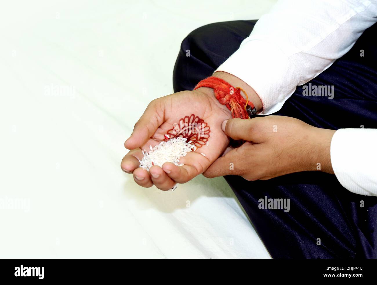 Reis Halten in der Hand des Bräutigams für ein Ritual in indien Stockfoto