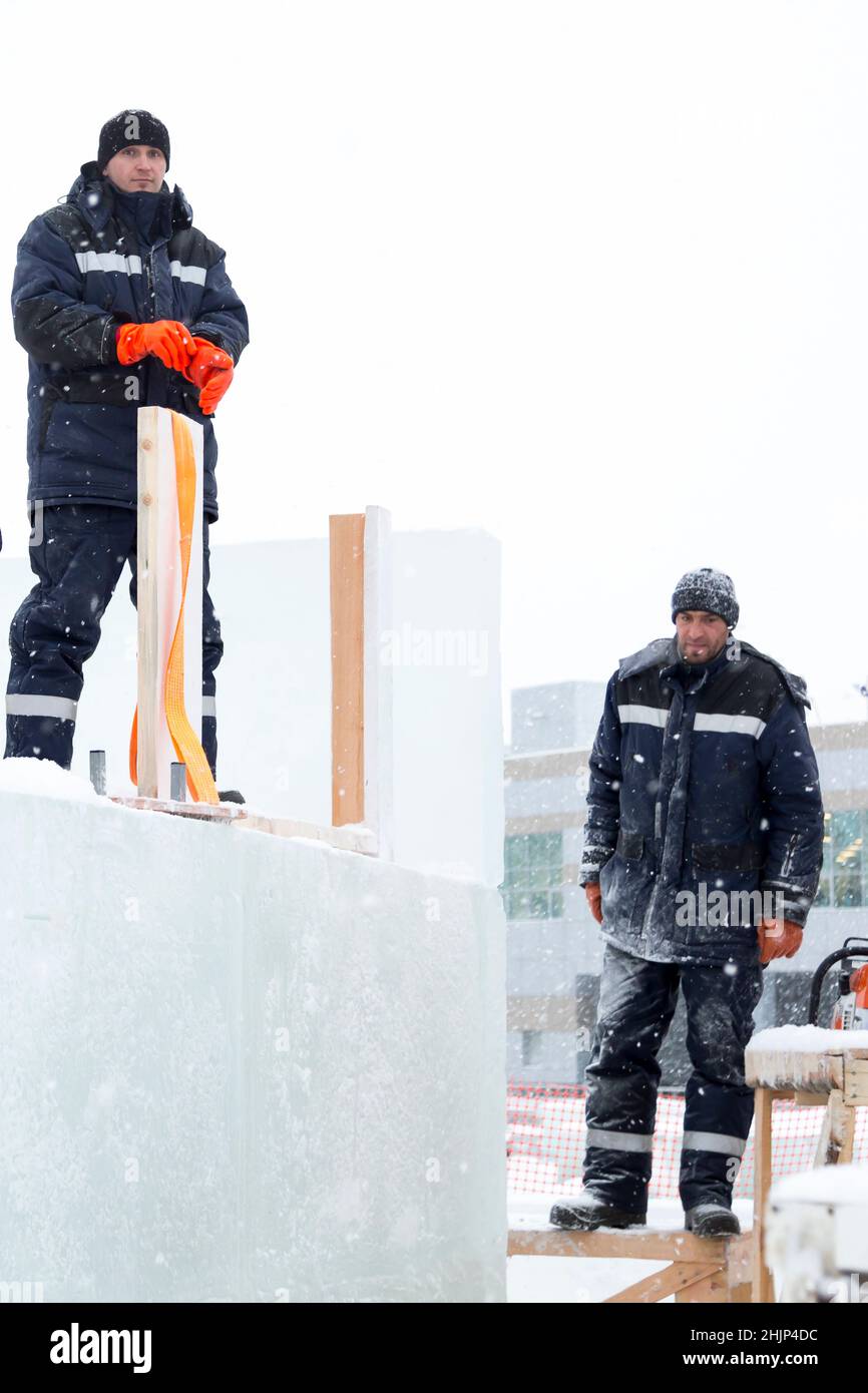 Porträt zweier Installateure auf der Baustelle der Eisstadt Stockfoto