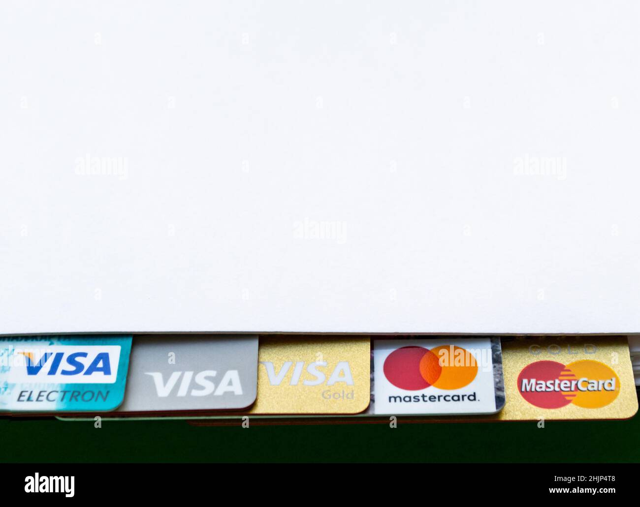 Moskau, Russland, August 2019: Notizblock mit Kreditkarten: Visa, Visa Gold, Visa Electron, Mastercard Gold. Logos halten Sie von einem Notizblock mit Platz für aus Stockfoto