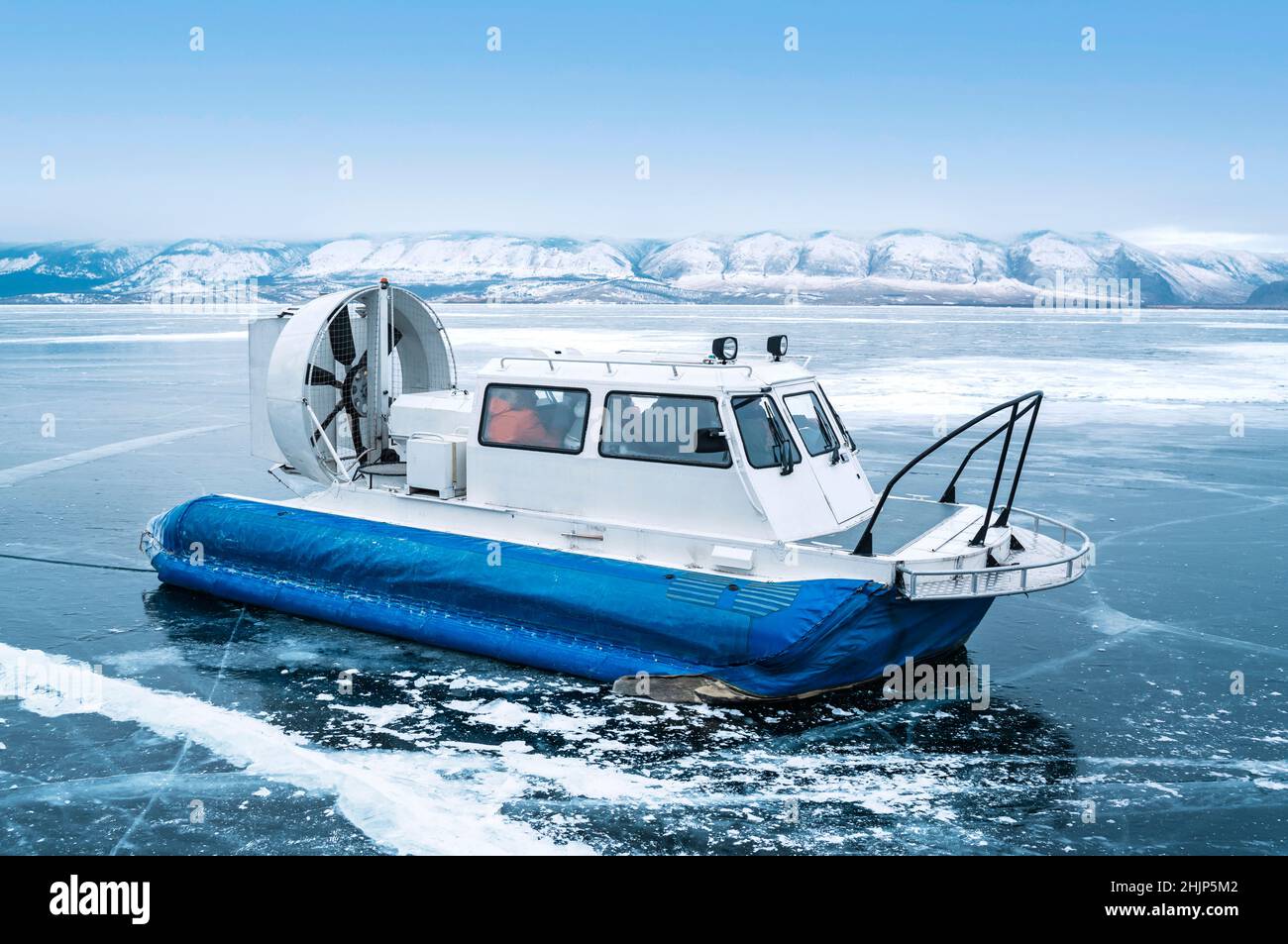Hovercraft auf dem Baikalsee. Luftboot, Wintertransport extrem. Stockfoto