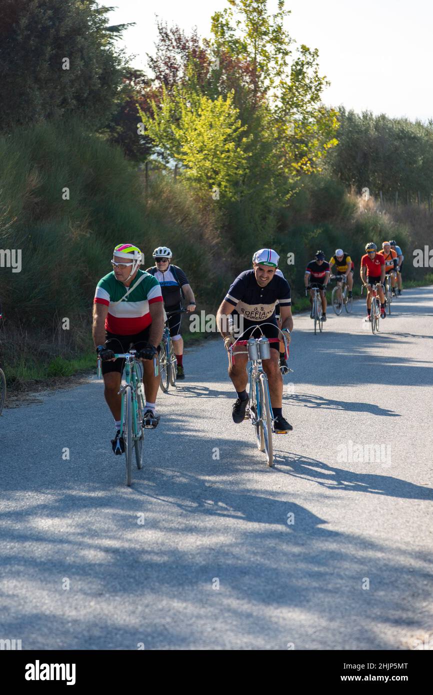 Eroica 2021, 40 km lange Strecke, die von Gaiole in Chianti startet und die Hügel von Argiano und die Straße Pievasciato hinauf fährt. Stockfoto