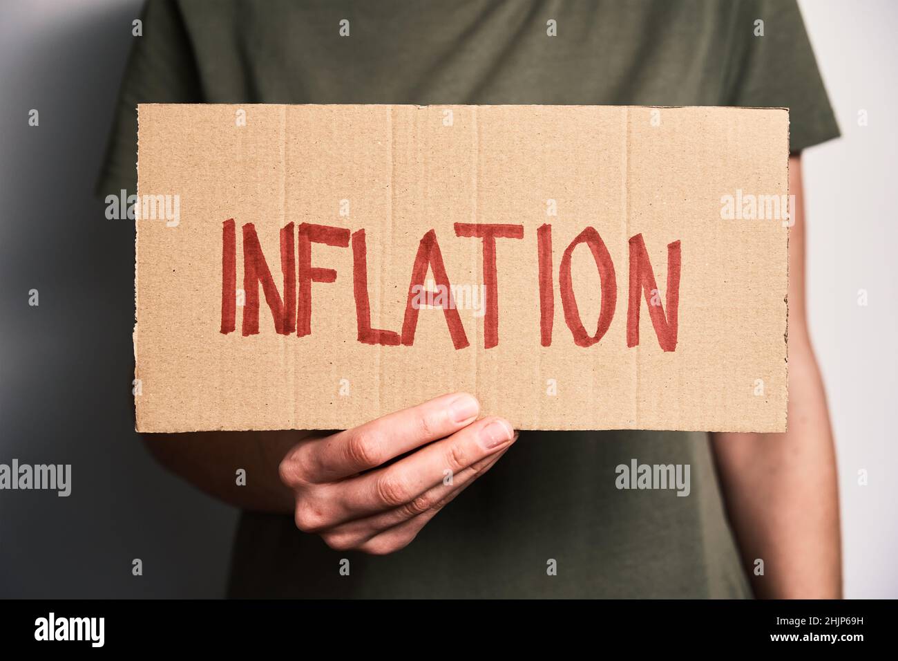 Weltwirtschaftskrise und Inflationskonzept, Frau zeigen Papierbogen mit Wort Inflation, steigende Preise für Konsumgüter und Dienstleistungen Stockfoto