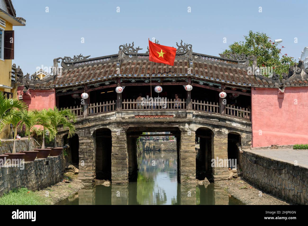 Japanische überdachte Brücke oder Chua CAU Pagode (CAU Nhat Ban) ist eine beliebte Touristenattraktion in Hoi an, Provinz Quang Nam, Zentralvietnam Stockfoto