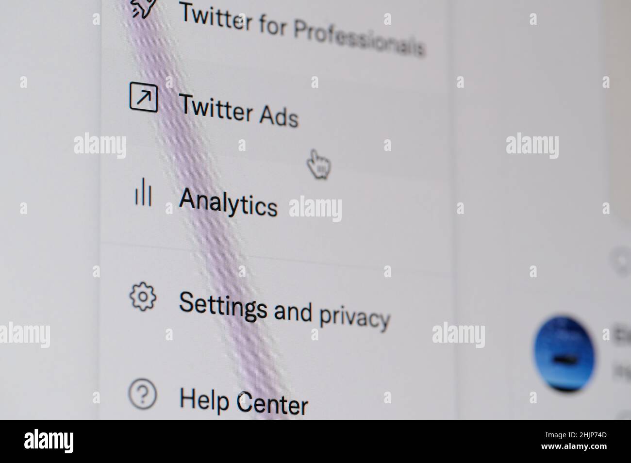 New york, USA - Januar 31 2022: Erstellung einer twitter-Werbekampagne auf dem Smartphone-Bildschirm in Nahaufnahme Stockfoto