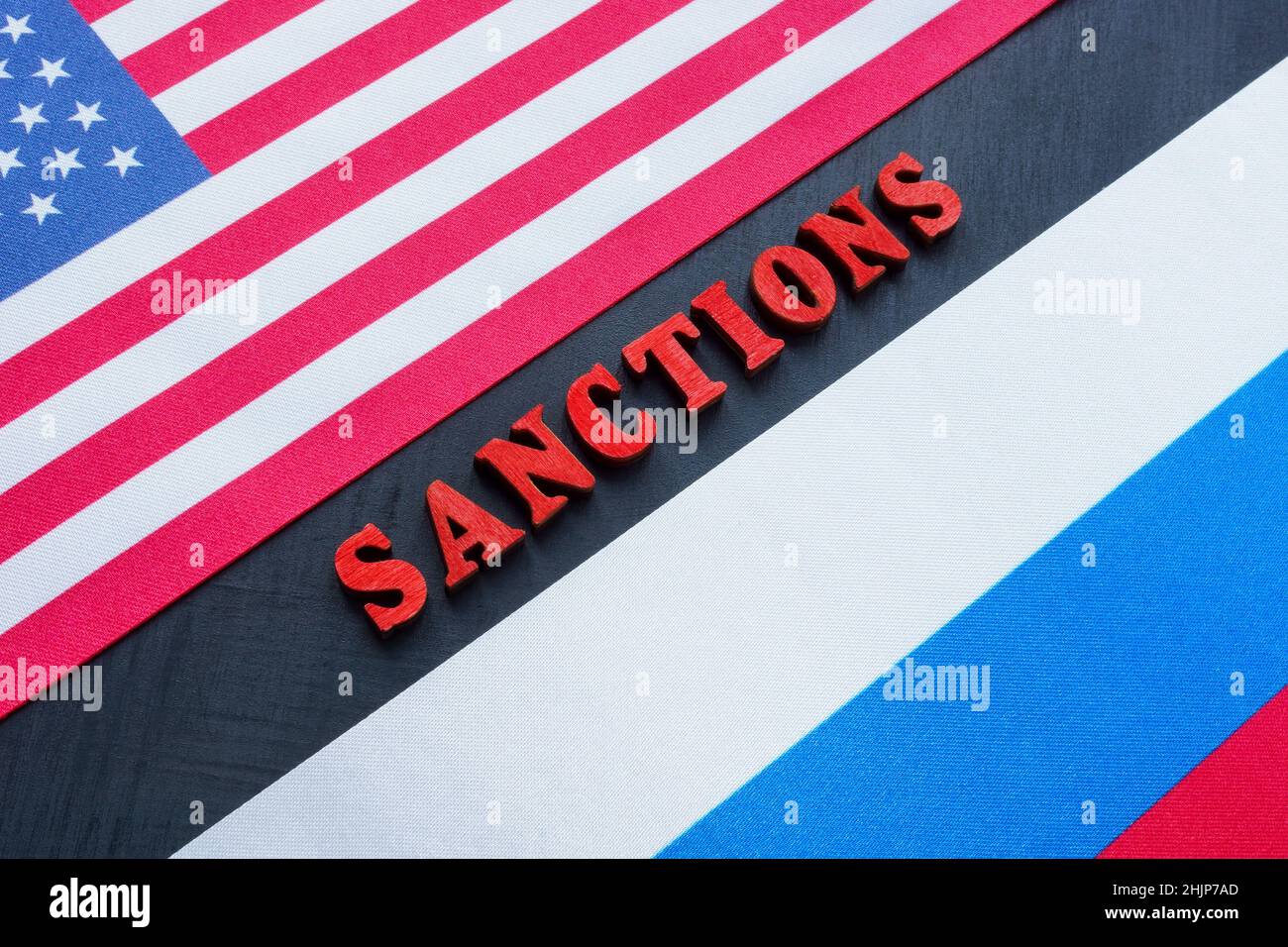 Wort Sanktionen und Flagge der USA und Russland. Stockfoto
