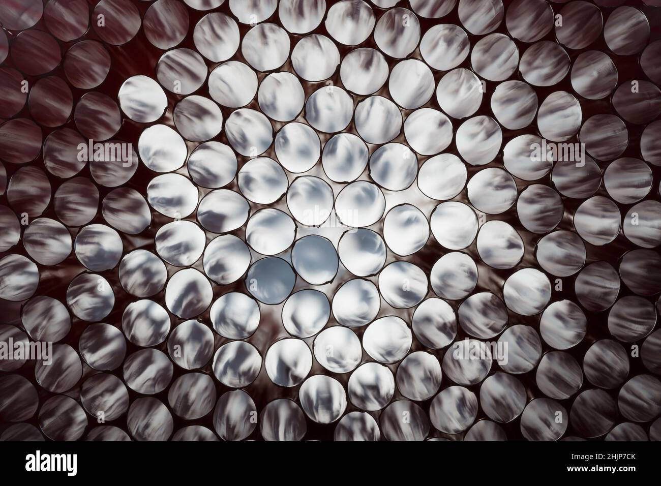 Abstrakt gefärbter Hintergrund von Cocktailröhren, die von hinten beleuchtet sind Stockfoto