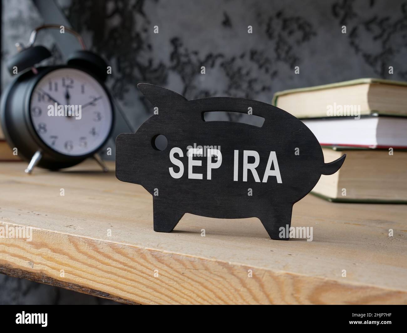 Sparschwein aus Holz mit SEP IRA-Aufschrift an der Seite. Stockfoto