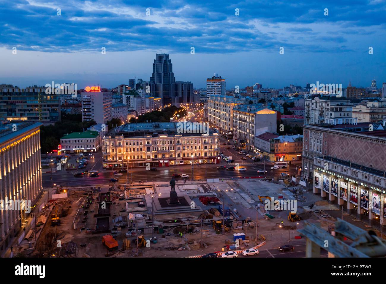 Entwicklung eines neuen Bürogebäudes mit Wolkenkratzern in der Innenstadt von Moskau am Garden Ring. Abend- oder Nachtblick. Blauer Himmel mit Wolken. Stockfoto