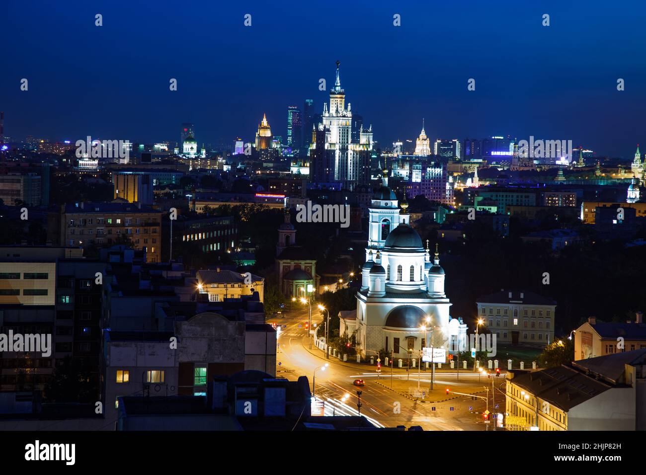 Tiefblauer, gesättigter Nachthimmel mit Nachtlicht im Stadtpanorama. Beleuchtete Gebäude und Silhouette der Stadt. Moskau Stockfoto