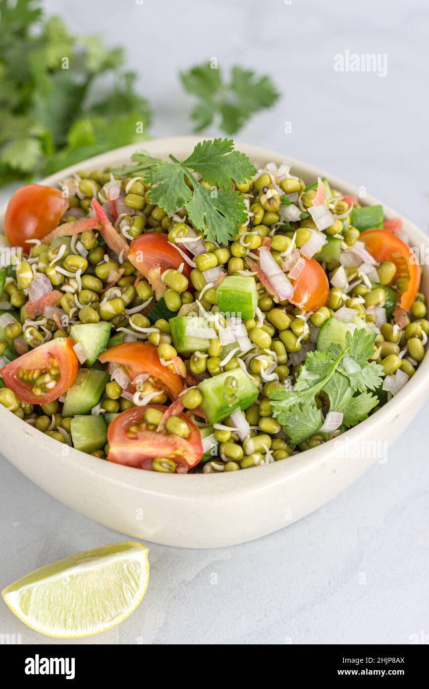 Gesundes Abnehmen, Diät-Essen, Indischer Salat der Mungbohne Sprossen Stockfoto