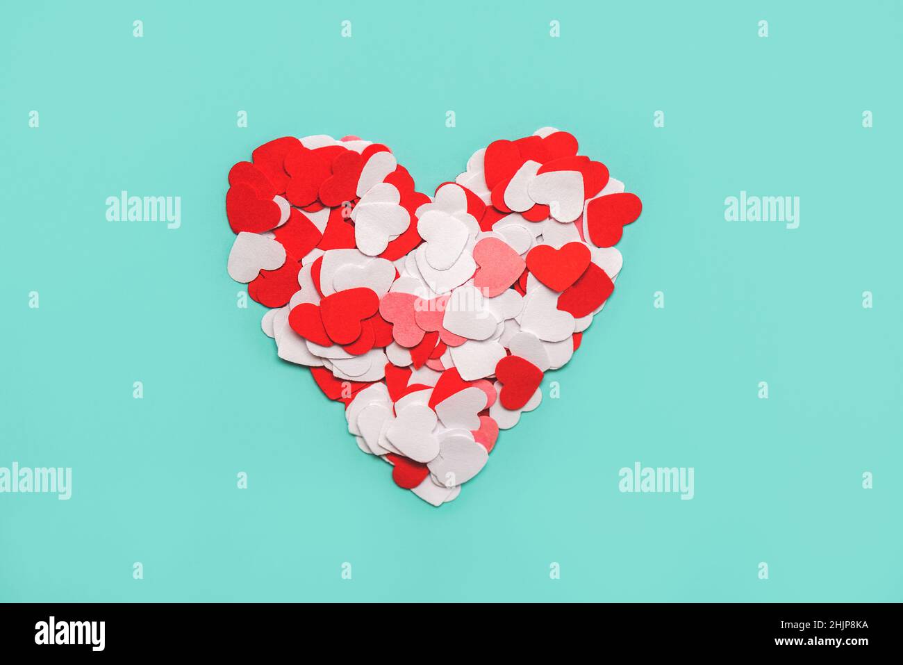 Draufsicht auf Papierherzen in Herzform auf blauem Hintergrund. Konzept für die Valentinstag-Feier Stockfoto