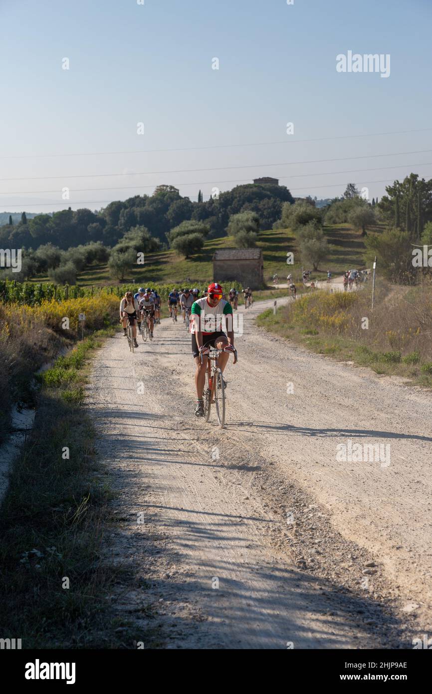 Eroica 2021, 40 km lange Strecke, die von Gaiole in Chianti startet und die Hügel von Argiano und die Straße Pievasciato hinauf fährt. Stockfoto