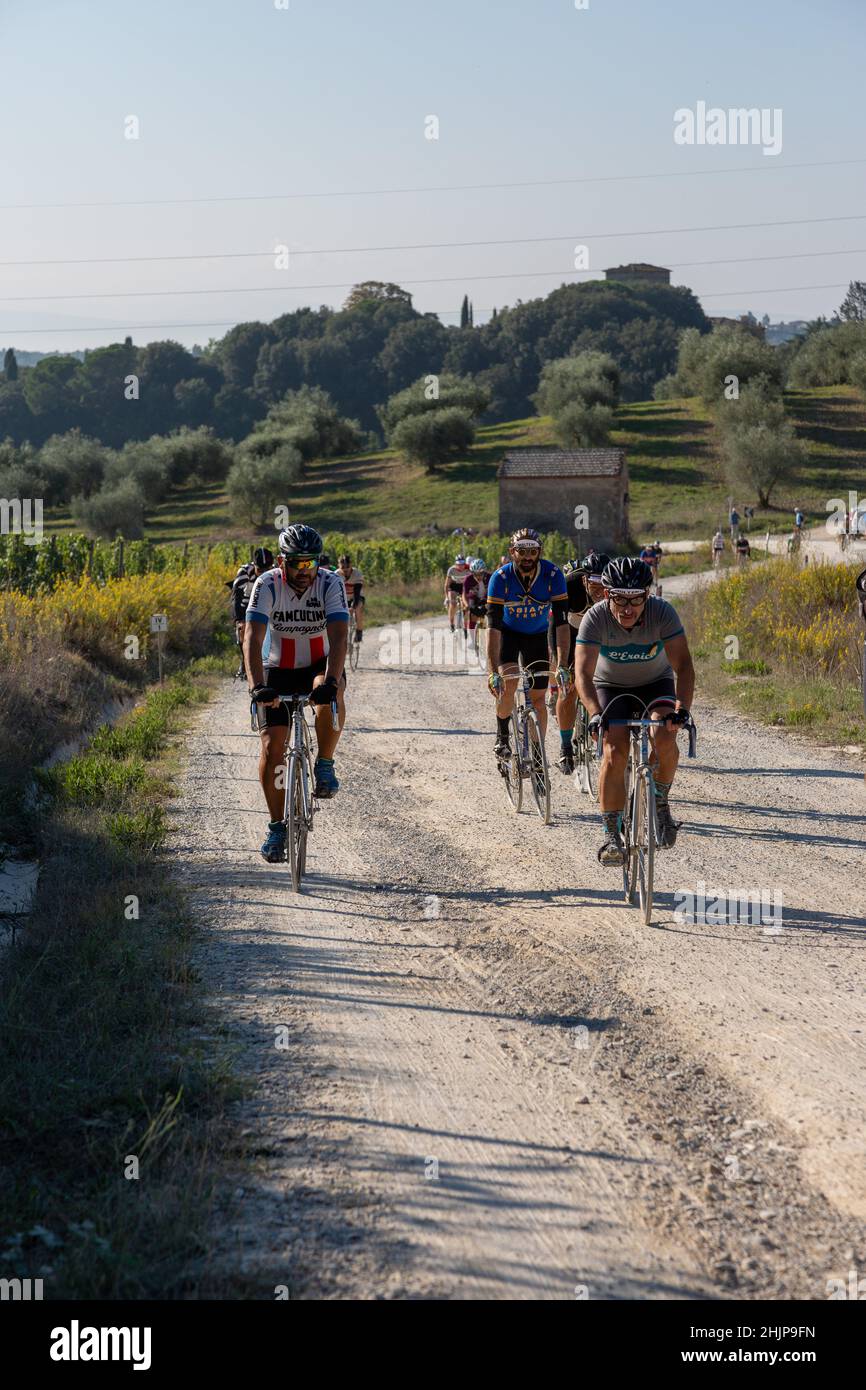 Eroica 2021, 40 km lange Strecke, die von Gaiole in Chianti startet und die Hügel von Argiano und die Straße Pievasciato hinauf fährt. Stockfoto