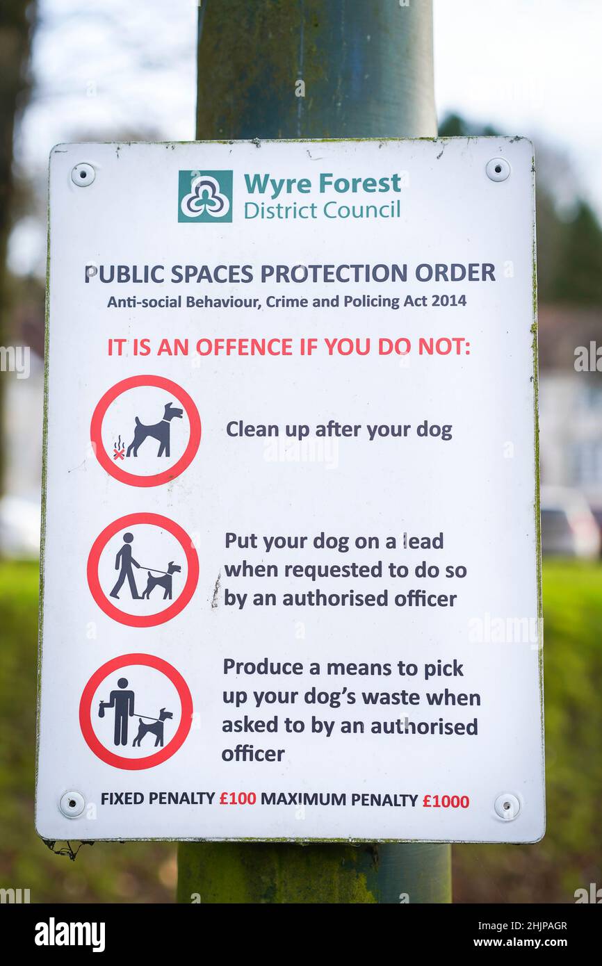 District Council Public Spaces Protection Order-Schild für Hundebesitzer im Worcestershire Park, Großbritannien bezüglich Hundeabfall. Stockfoto