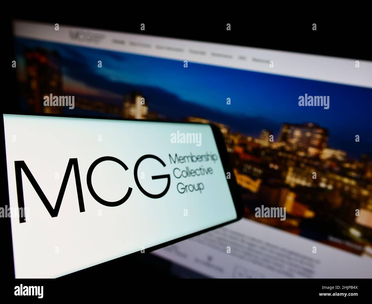 Handy mit Logo der Vereinsgesellschaft Membership Collective Group Inc. (MCG) auf dem Bildschirm vor der Business-Website. Konzentrieren Sie sich auf die linke Seite des Telefondisplays. Stockfoto Handy mit Logo der Vereinsgesellschaft Membership Collective Group Inc. (MCG) auf dem Bildschirm vor der Business-Website. Konzentrieren Sie sich auf die linke Seite des Telefondisplays. Stockfoto