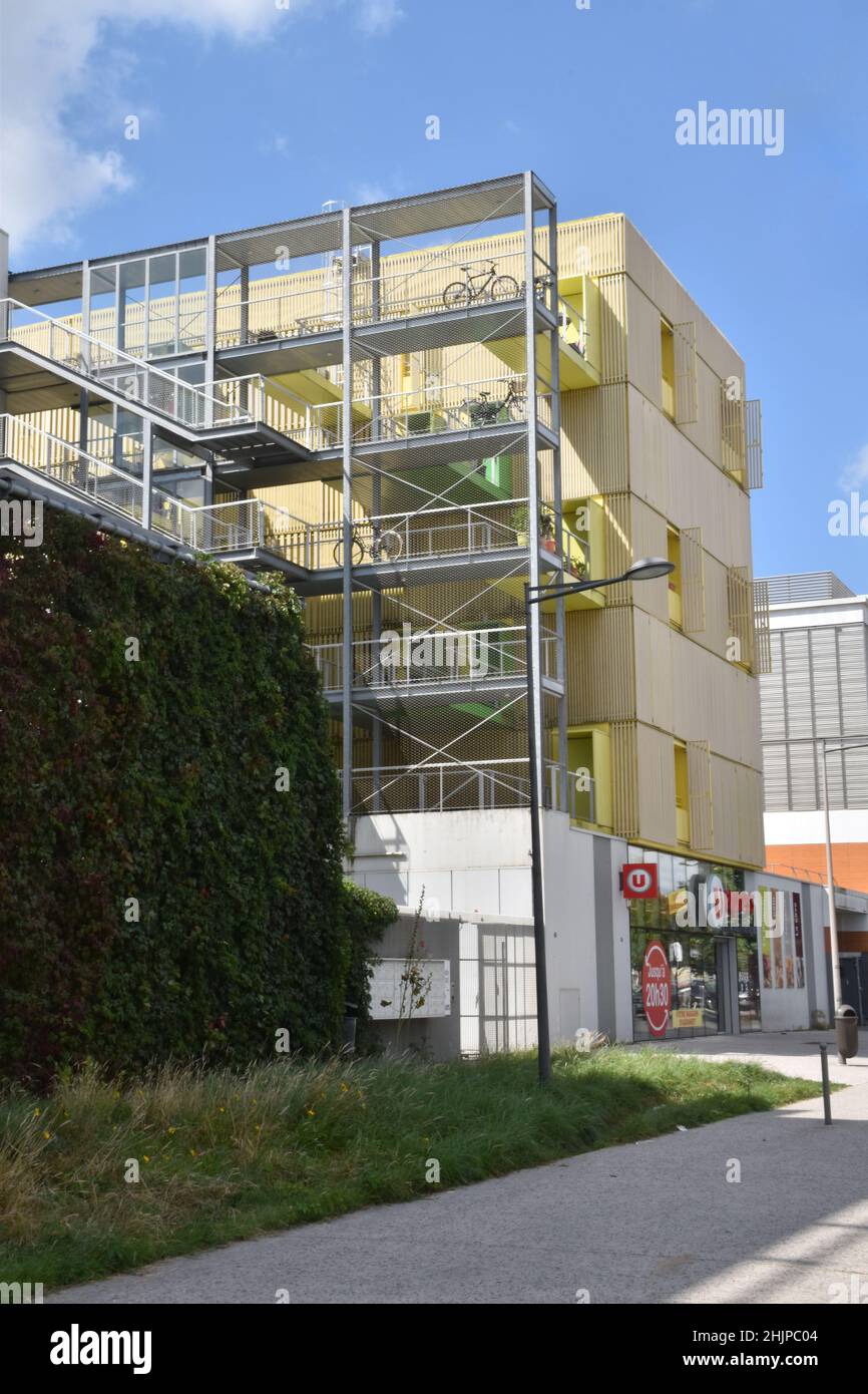 Résidence les Souffleurs, ein sechsstöckiger, energiespariger Apartmentblock in Bordeaux, mit Zugang von außen zu jeder Wohnung und Solarpaneelen auf dem Dach. Stockfoto