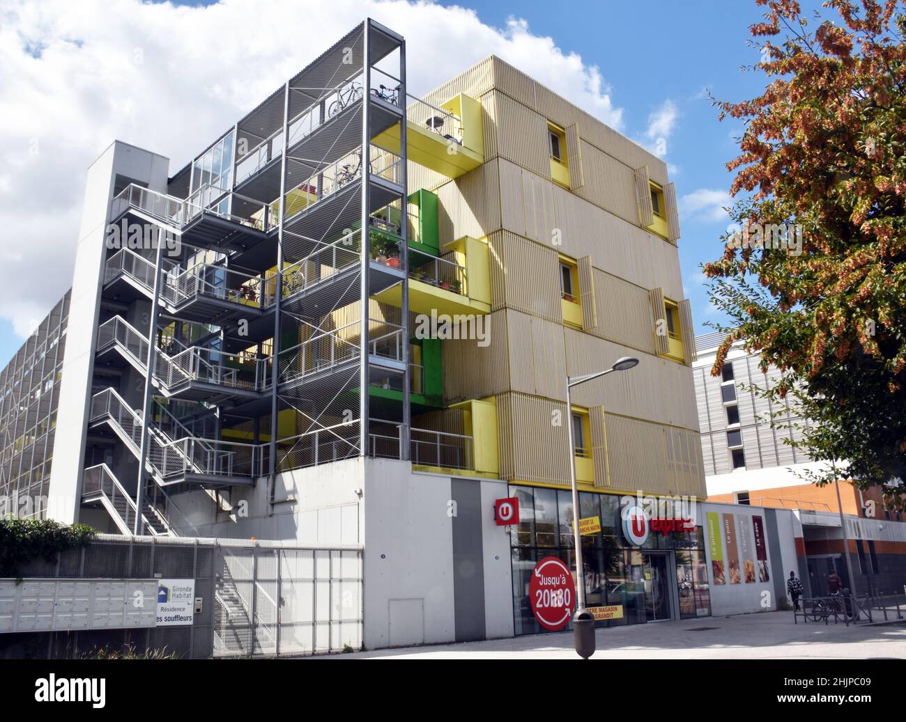 Résidence les Souffleurs, ein sechsstöckiger, energiespariger Apartmentblock in Bordeaux, mit Zugang von außen zu jeder Wohnung und Solarpaneelen auf dem Dach. Stockfoto