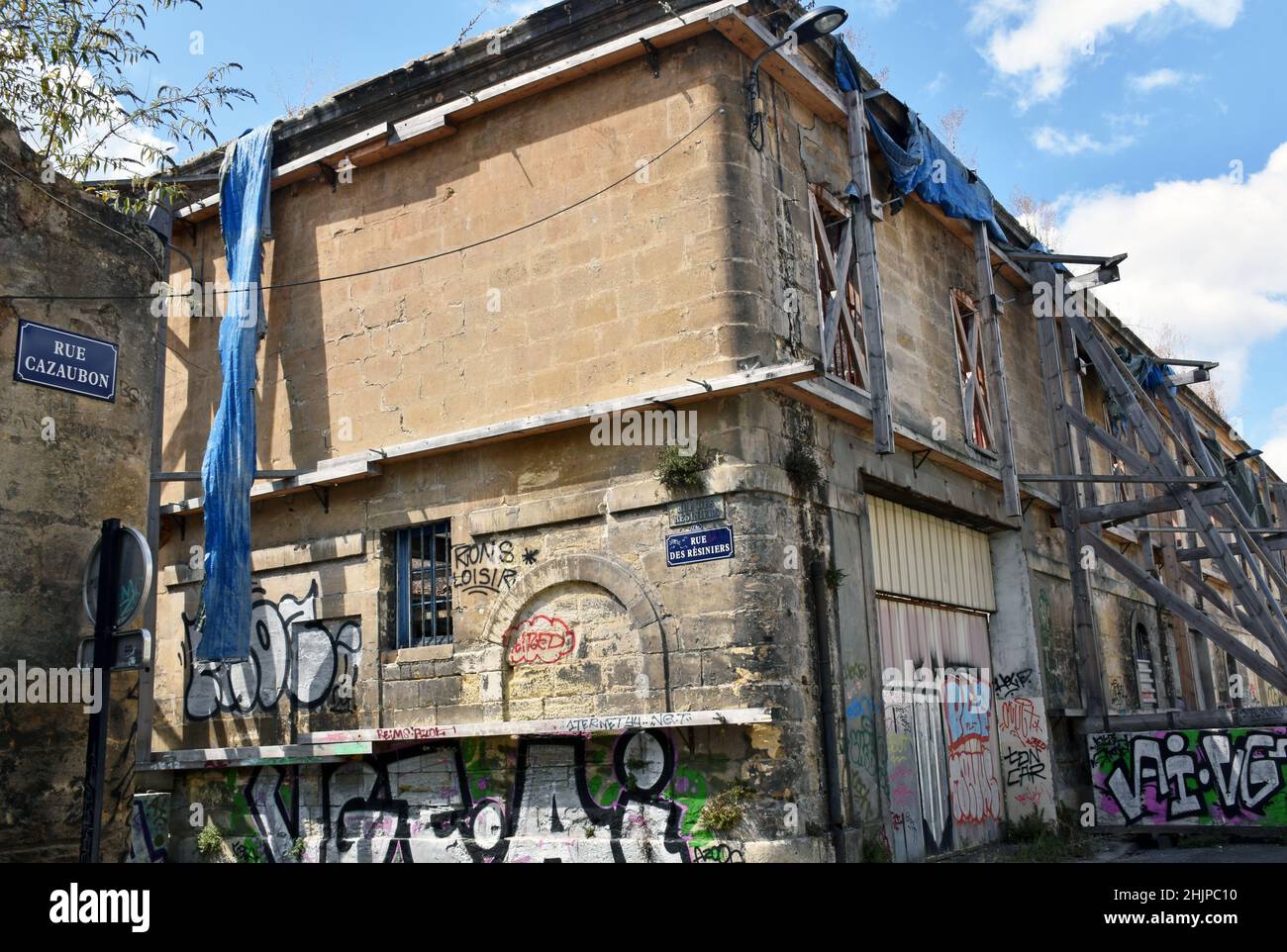 Eine Gruppe von baufälligen Gebäuden, die entweder auf die Renovierung oder den Abriss warten, in einer Reihe von kleinen Straßen hinter dem Bahnhof Bordeaux St Jean. Stockfoto