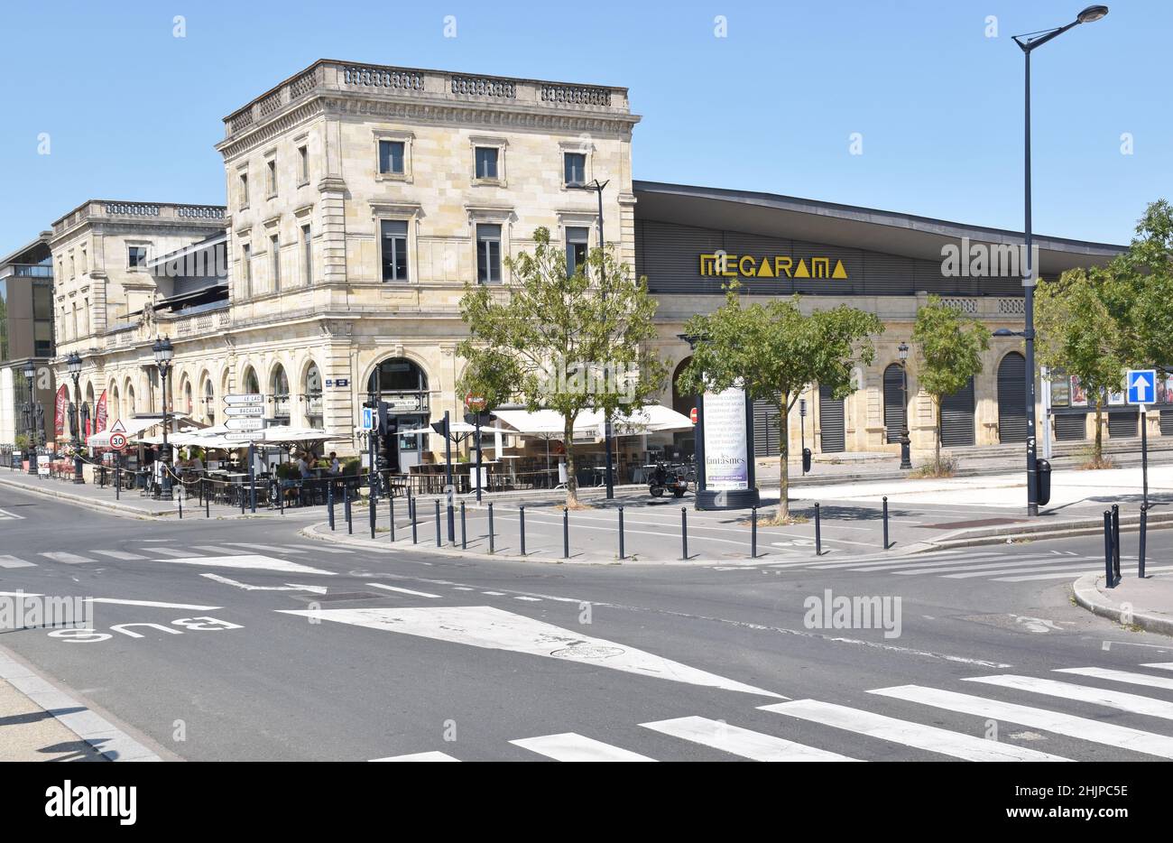 Der ehemalige Bahnhof Gare d’Orléans-Bastide, Endstation der Linie Paris-Bordeaux, wurde 1852 eröffnet und beherbergt heute Restaurants und ein Multiplex-Kino. Stockfoto