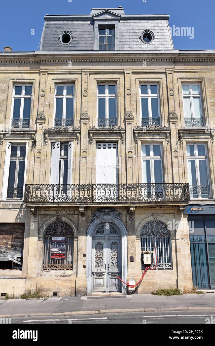 Ein großes, dreistöckiges Haus in der Mitte des 19th. Jahrhunderts an der Bastide, am rechten Ufer der Garonne in Bordeaux, das sich in der Vorphase der Renovierung befindet Stockfoto
