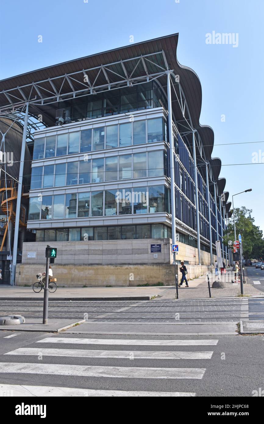 Der neue Palais de Justice in Bordeaux, Architekt Richard Rogers, in einem komplexen High-Tech-Stil, aber mit dem Platz selbst in Holz fertig. Stockfoto