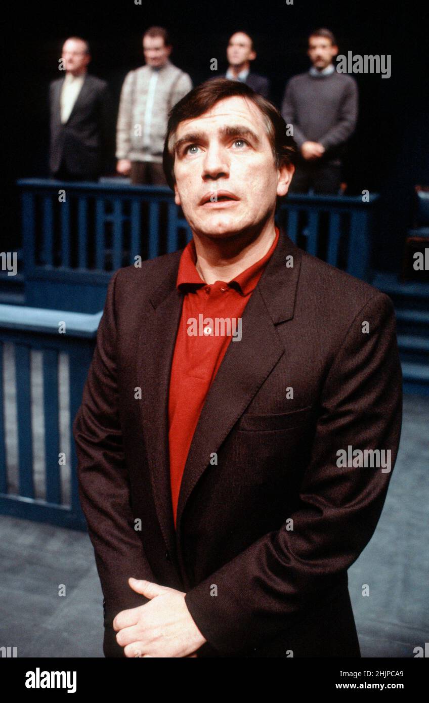 Brian Cox (Waldemar Chrostowski) in THE ABSICHTLICHE TOD Eines POLNISCHEN PRIESTERS von Ronald Harwood am Almeida Theatre, London N1 17/10/1985 Bühnenbild: Eileen Diss Kostüme: Dany Everett Beleuchtung: Dave Horn Regie: Kevin Billington Stockfoto