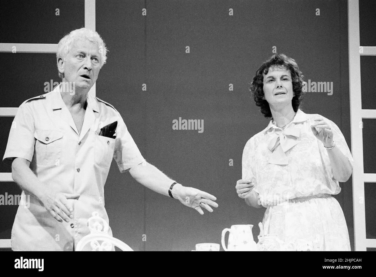 Barry Foster (Edward), Jill Johnson (Flora) in A LIGHT ACHE von Harold Pinter bei The Young Vic, London SE1 24/06/1987 An English speaking Theatre of Vienna Produktionsdesign: John Halle Regie: Kevin Billington Stockfoto