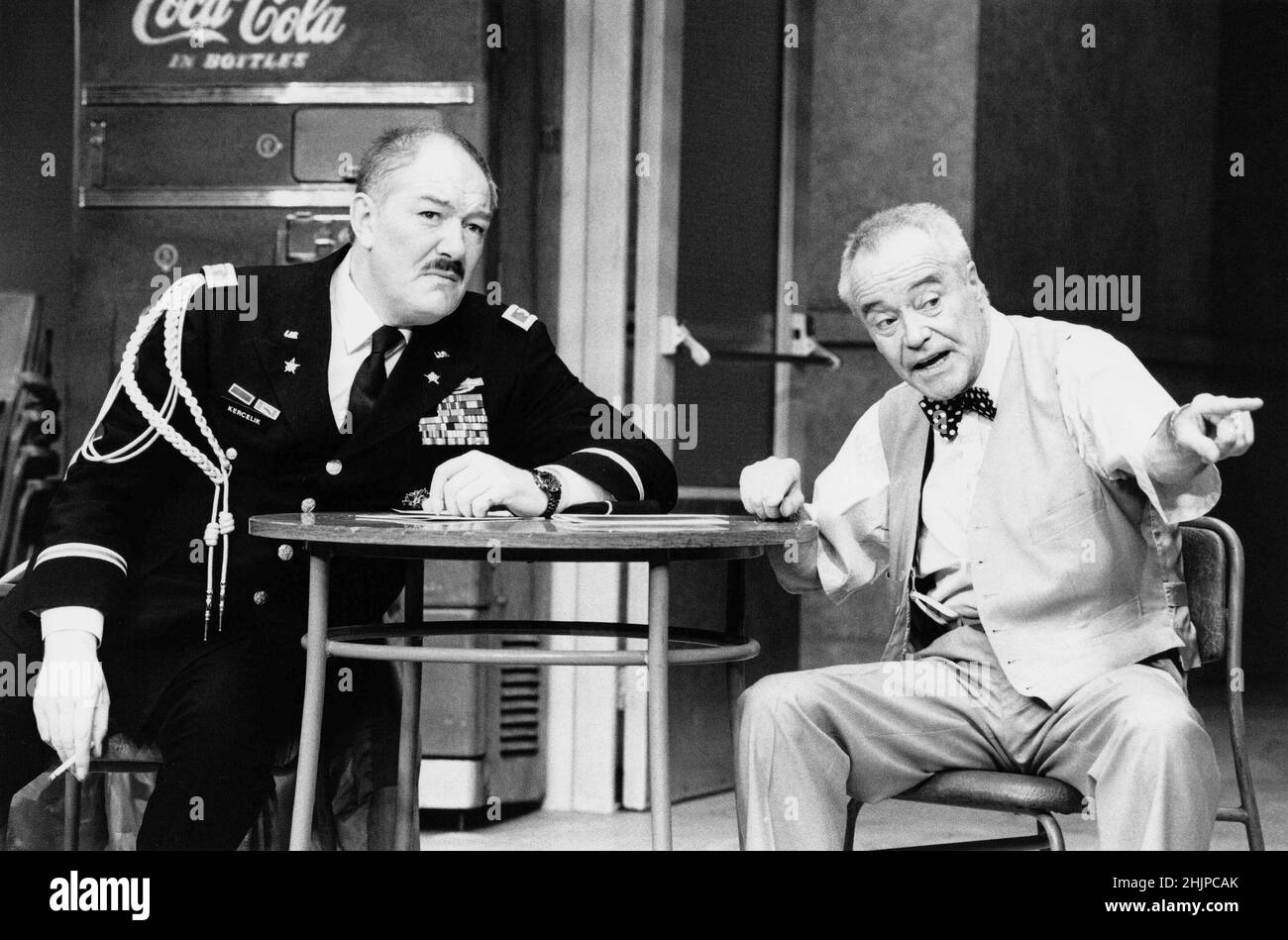 l-r: Michael Gambon (Walter Kercelik), Jack Lemmon (John MacCormick Butts) in VETERANS DAY von Donald Freed at the Theatre Royal Haymarket, London SW1 22/08/1989 Bühnenbild: Eileen Diss Kostüme: Jane Robinson Beleuchtung: Mick Hughes Regie: Kevin Billington Stockfoto