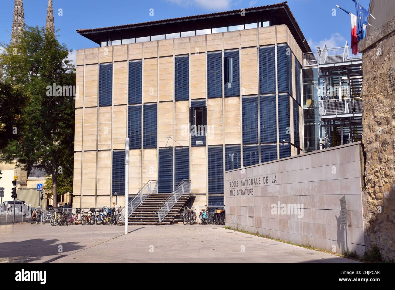 L’École nationale de la magistrature, die französische Nationalschule für Justiz, ein Beispiel für rationale Architektur, die subtil in die Stadt eingefügt wurde Stockfoto