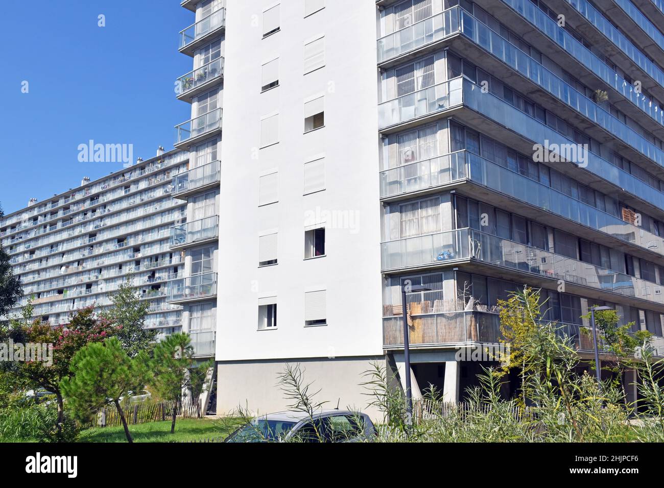 Große Wohnblöcke im Gran Parc von Bordeaux, die sich durch die Erweiterung des Wohnraums in modulare Strukturen dramatisch und radikal verbesserten Stockfoto